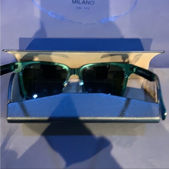 Burberry sunglasses green metallic sunnies - Picture 11 of 12